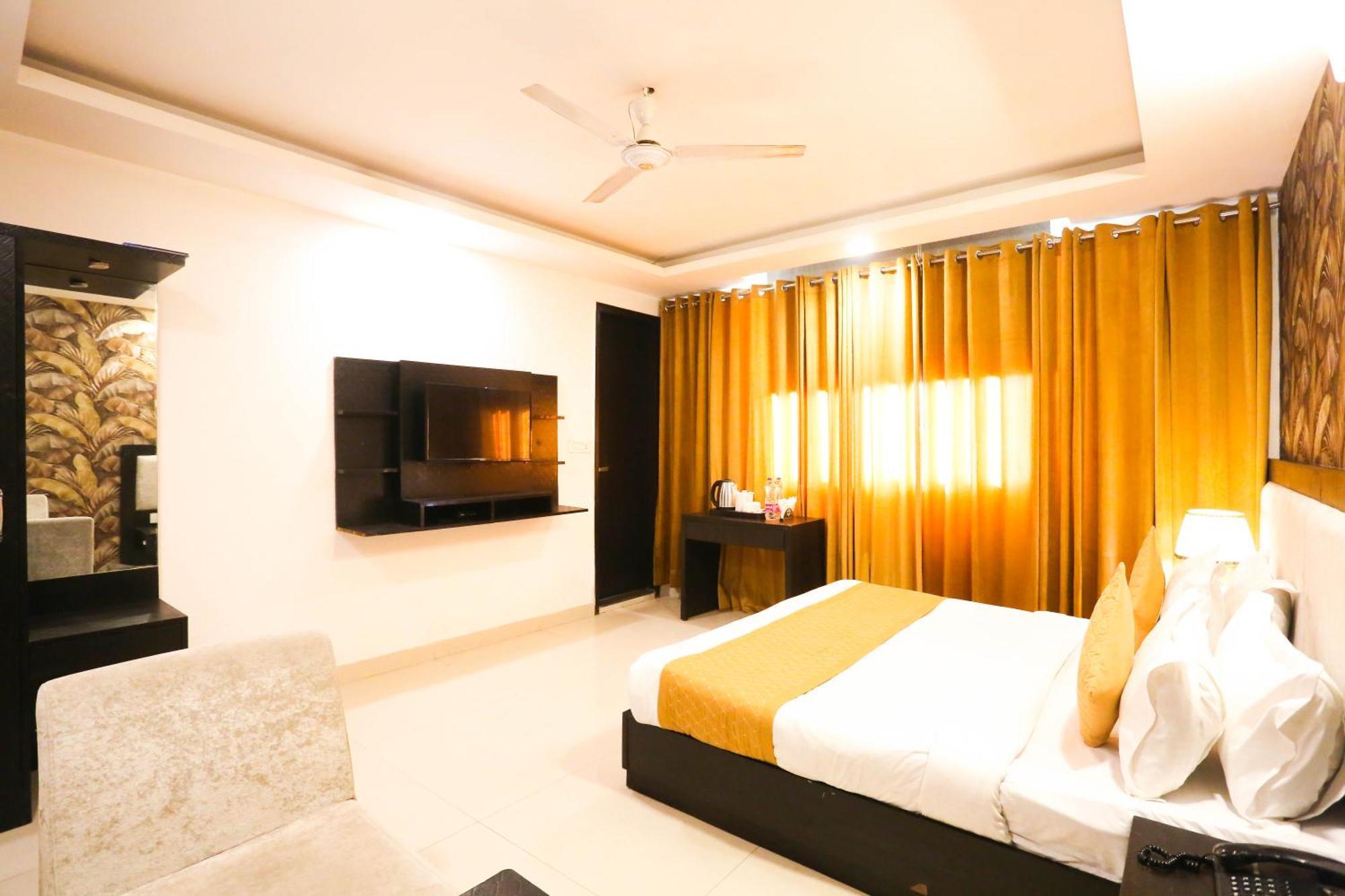 Hotel Aashiyana Új-Delhi Kültér fotó